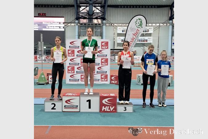 Die Flörsheimerin Shiva Böhme (l.) schaffte es bei den Hessischen Leichtathletikmeisterschaften in der Halle im Hochsprung auf das Siegerpodest.