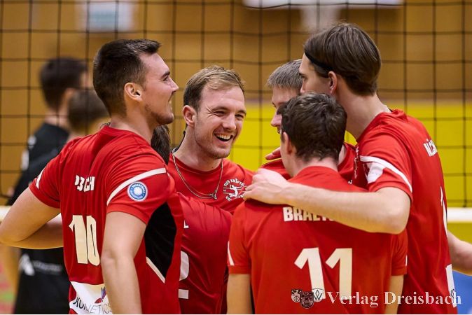 Das Lachen ist zurück bei Philip Büchi, Jannik Weber (von links) nach dem Sieg der Krifteler Volleyballer gegen Grafing.