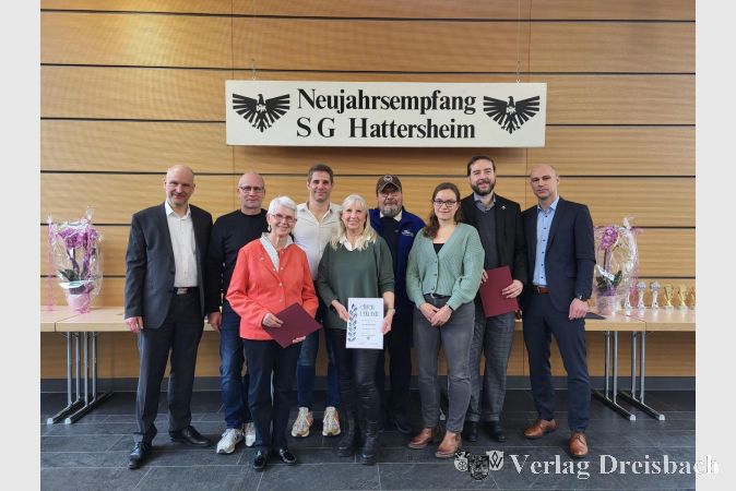 Beim Neujahrsempfang der SG DJK wurden langjährige Mitglieder geehrt. V.l.n.r.: Christian Klein (Ko-Vors.), Marcus Pleß (10), Marianne Praxl (50), Stefan Roth (10), Roswitha Zeidler (40), Michael Grein (10), Kathrin Roßnagel (10), Christian Bakija (40) und André Bienek (Ko-Vors.).