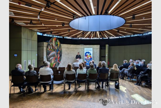 Polizeipräsident Felix Paschek sprach zu den zur Verleihung geladenen Gästen in der Hattersheimer Stadthalle.
