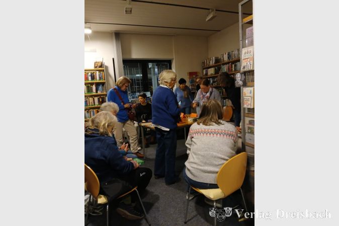 Ein weiterer gut besucher Leseabend für Frauen in der Gemeindebücherei.