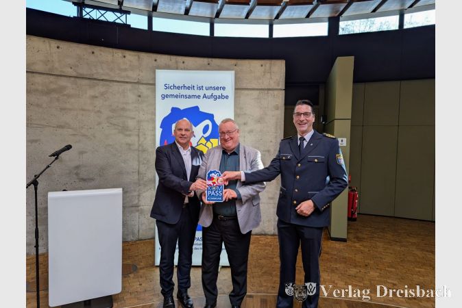 Innenminister Roman Poseck (links) und Polizeipräsident Felix Paschek (rechts) überreichten Bürgermeister Klaus Schindling das Sicherheitssiegel für Hattersheim.