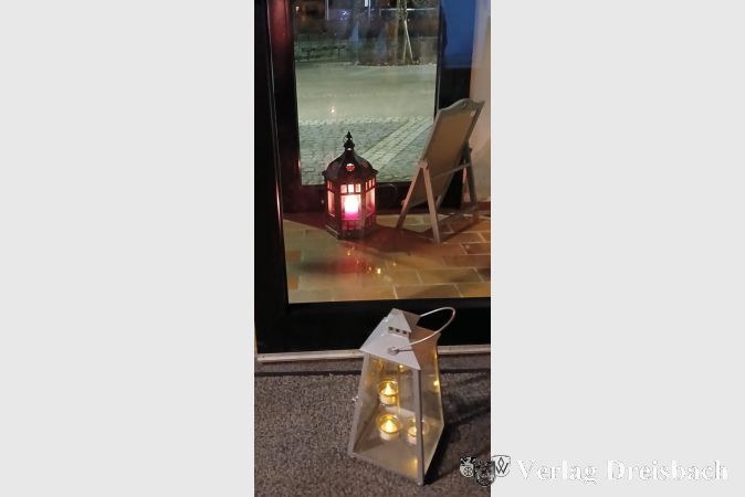 Atmosphärische Lichter und Laternen wiesen den Weg.