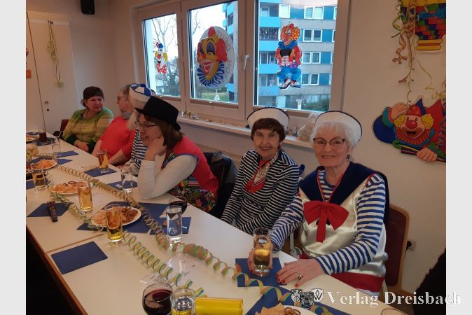 Beste Laune bei der närrischen Seniorenschar in der "Hafenkneipe".