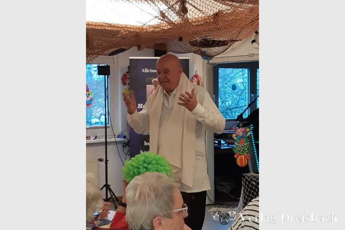 "Masseur" Manfred Göttlicher brachte das Publikum zum Lachen.