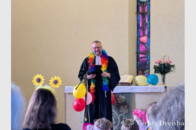 Pfarrer Johannes Kraus sparte nicht mit "Helau"-Rufen und animierte die Gläubigen zu ausgelassener Freude bei diesem närrischen Gottesdienst.