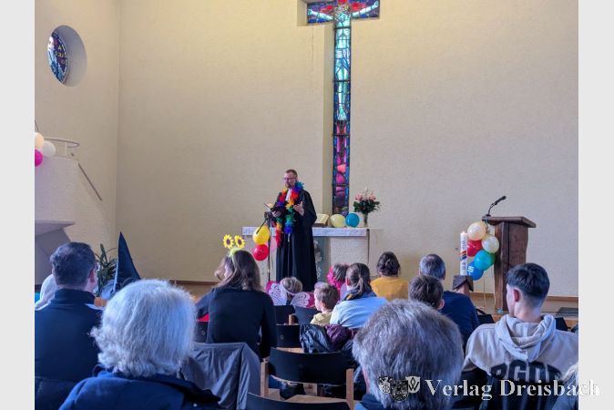 Ein besonderer Gottesdienst: Kostümierte Gläubige sitzen wahrlich nicht immer in den Reihen vor dem Altar.