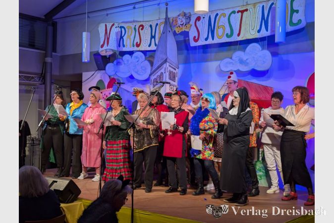 Der frisch im Saal einmarschierte Kirchenchor St. Martinus begeisterte direkt mit seinem fröhlichen Gesang.