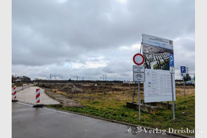 Das Gebiet "Am Krifteler Wäldchen": Grundsätzlich könnte man in Kürze mit dem Bauen anfangen, jedoch nutzt der Bauvorhabenträger ABG zunächst sein Recht zur Hemmung der Durchführungsverpflichtung, da dieser momentan nicht die nötige Wirtschaftlichkeit zur Umsetzung des Projekts sieht.