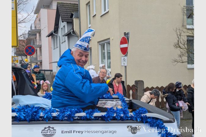 Zugmarschall Ralf Meik grüßte aus dem Cabrio.