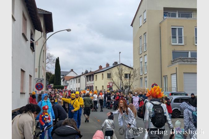 Gefühlt war die ganze Stadt auf den Beinen: Unzählige verkleidete Närrinnen und Narrhalesen jubelten dem Fassenachtsumzug zu.