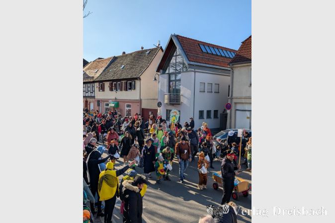 Während die Kinder im traditionellen Umzug marschieren, zeigt sich der freudige Auftakt der Straßenfastnacht in lebendigen Kostümen und fröhlicher Vorfreude.