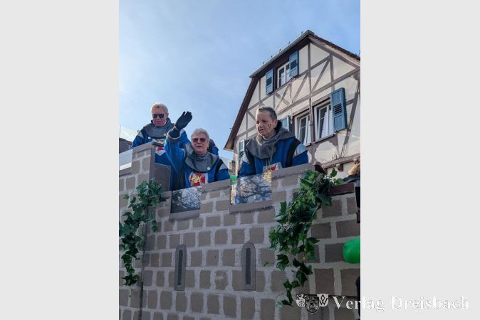 Umzugswagen werfen großzügig Bonbons, Gummibärchen und Schokolade in die jubelnde Menge und runden den Tag fulminant ab.