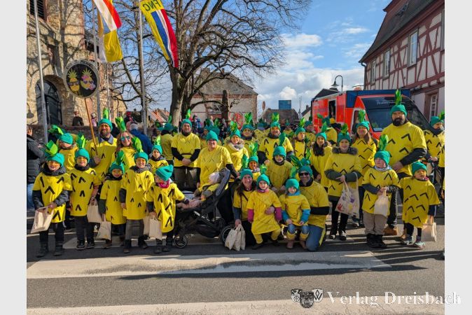 Die Kindertagesstätte St. Michael begeistert mit einem skurrilen Auftritt als "Ananas".