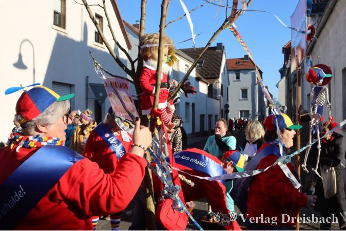 Die DJK SW-Gruppe Wandaale sieht sich als Retter der Flörsheimer Kerbetradition und trägt daher einen Kerbebaum samt Kerbepuppe durch die Gegend.