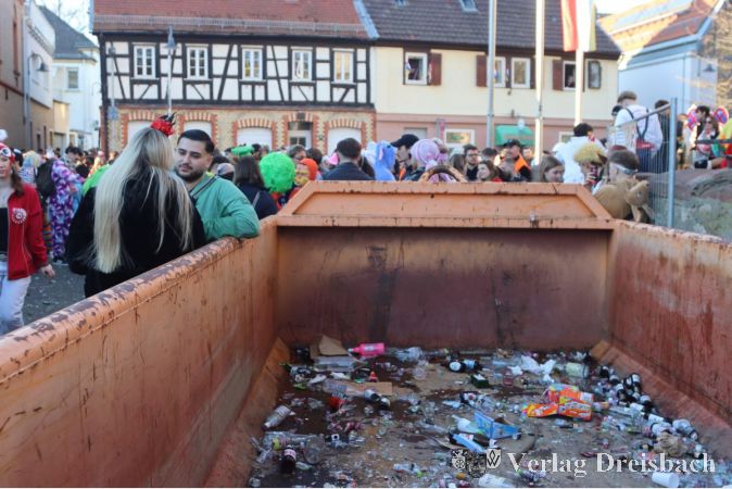 Schon weit vor Beginn der After-Umzug-Party auf dem Gallusplatz füllte sich der bereitgestellte Container mit Glasmüll.