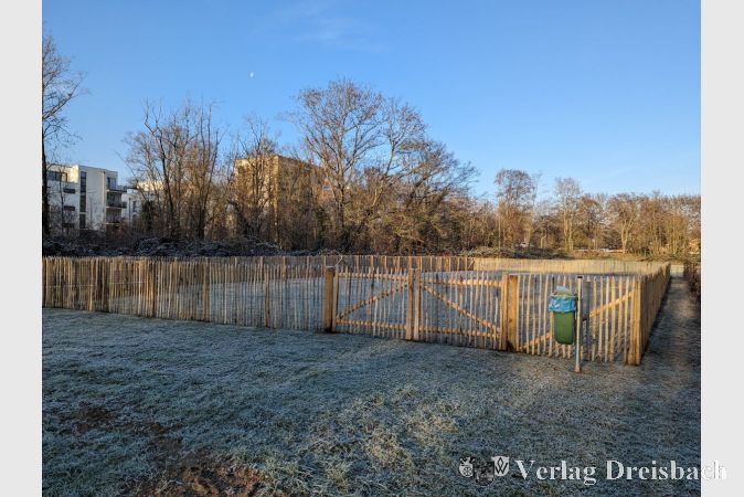 Die Hundewiese am Glockwiesenweg. Neuerdings ist diese sonntags geschlossen.