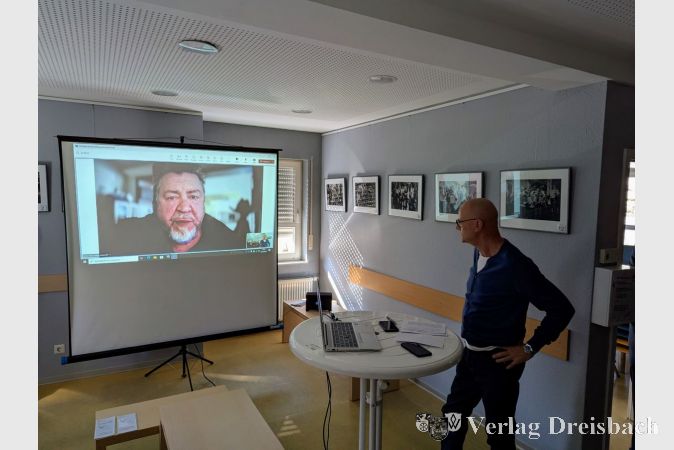 Dr. Stefan Wachtel im Gespräch mit dem per Videokonferenz zugeschalteten Armin Rohde.