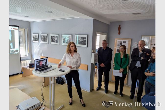 V.l.n.r.: Die Erste Stadträtin Heike Seibert, Stadtverordnetenvorsteher Georg Reuter, Eugenie Riffel (Vorstand Caritasverband Taunus e.V.) und Johannes Winter (Leica Camera AG, Wetzlar).