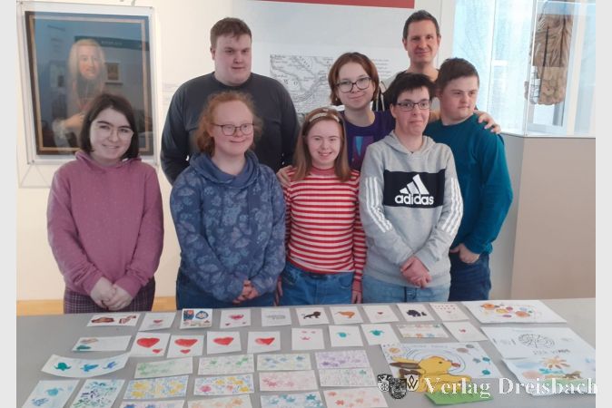 Die Workshop-Gruppe vom Schlockerhof mit dem Künstler Marten Großefeld.
