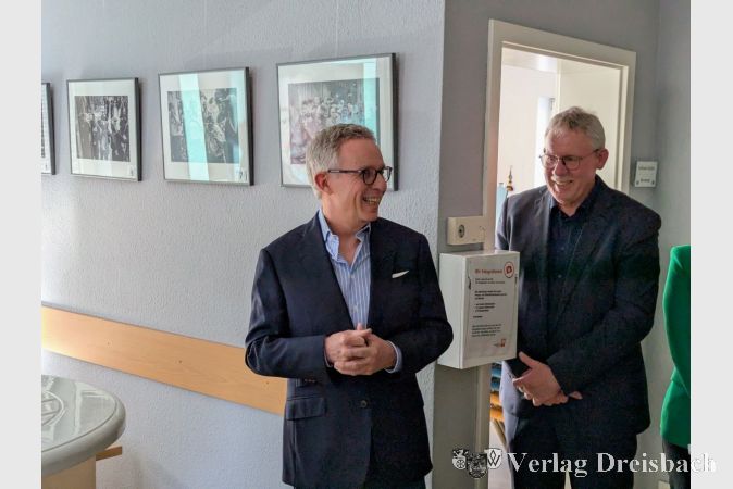 Einrichtungsleiter Klaus Störch begrüßte die zahlreich erschienenen Gäste zum Auftakt der Jubiläumsreihe '20 Jahre Kunst und Kultur am Autoberg".