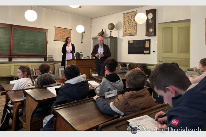 Vorsitzende Tanja Seitz und Museumsleiter Wolfgang Janecke begrüßten den Kinderbeirat diesmal im historischen Klassenzimmer.