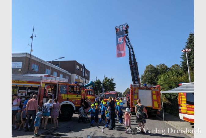 Tag der offenen Tür 2023 vor dem Feuerwehrhaus in Hattersheim. Womöglich wird die Feuerwehr künftig eine neue Heimat im Stadtgebiet finden.