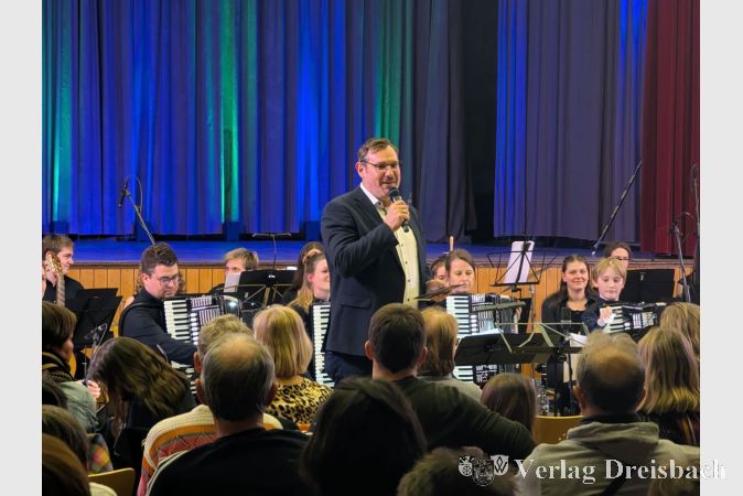 Bürgermeister Christian Seitz begrüßte das Publikum und dankte den Darbietenden für die Präsentation ihres neuen Projekts.