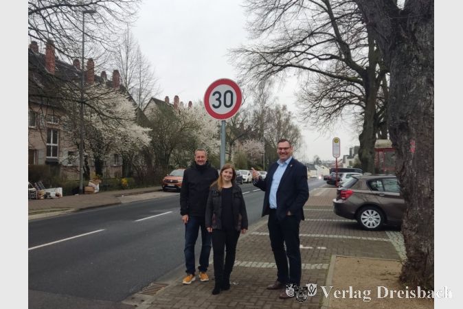 V.l.n.r.: Volker Kaufmann und der zuständigen Mitarbeiterin Sonja Rühl und Bürgermeister Christian Seitz vor dem Schild, das die neue Höchstgeschwindigkeit aufzeigt.