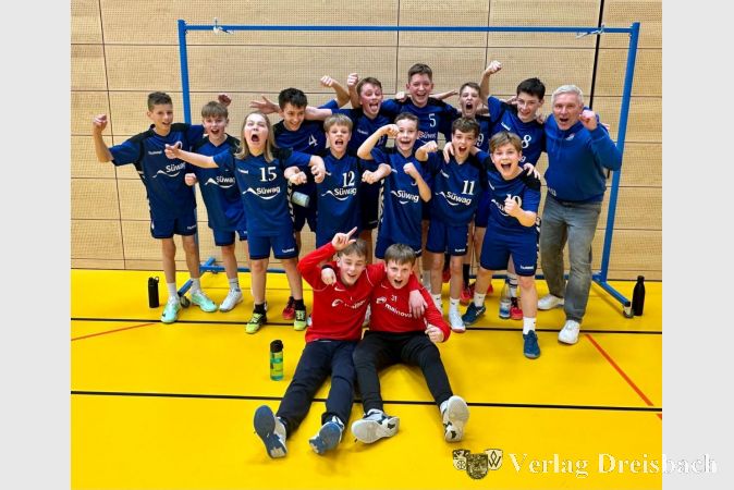 Ausgelassene Freude bei der D-Jugend aus Hochheim/Wicker über die Meisterschaft nach dem letzten Saisonsieg.