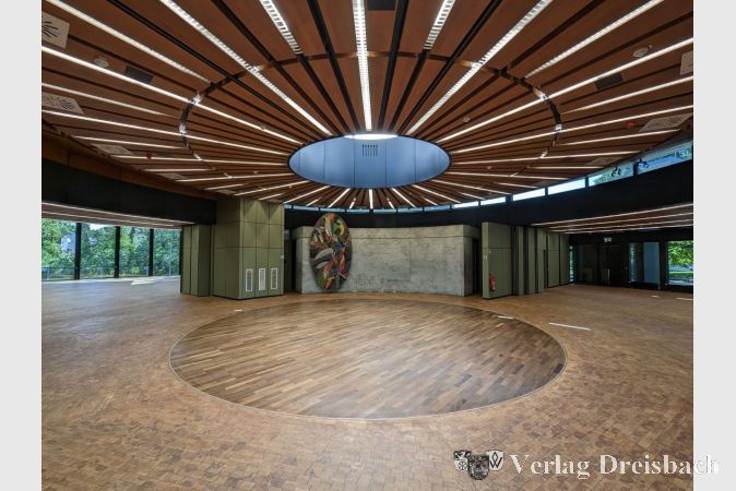 Den Hessischen Denkmalschutzpreis hat sie bereits gewonnen - die Modernisierung der Stadthalle ist jedoch immer noch nicht abgeschlossen. Weitere Investitionen sollen die Möglichkeiten der Vermarktung des Gebäudes verbessern.