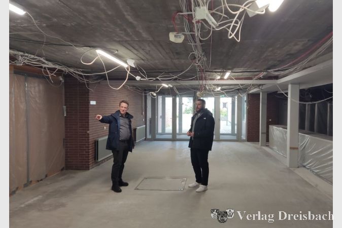 Der Erste Beigeordnete Martin Mohr (links) informierte sich beim zuständigen Bauamtsmitarbeiter Burhan Bilgic auf der Baustelle – hier im Foyer - über den Verlauf der Arbeiten.