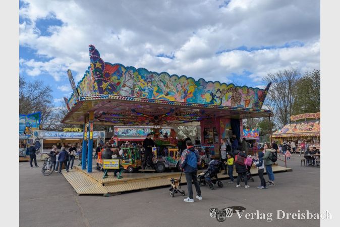 Ein Klassiker: Das Kinderkarussell im Zentrum des Rummelplatzes.