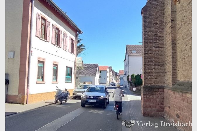 Beim Überholen eines parkenden Autos mit einem Pkw bleibt zuweilen nur sehr wenig Platz für Radfahrende auf der Straße übrig. Hier ist besondere Rücksichtnahme seitens der Autofahrerinnen und Autofahrer gefragt.