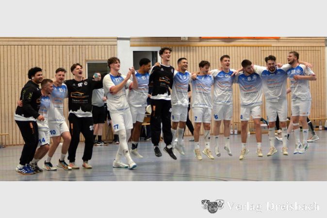 Überschwängliche Freude bei der 1. Herrenmannschaft der HoWis nach dem starken Spiel gegen Oberursel.