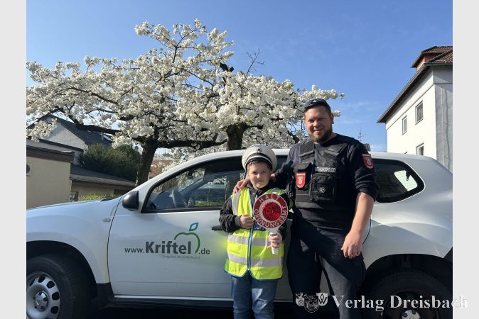 Paul mit Ordnungspolizist Sven Müller-Nicolai nach der Kontrollfahrt durch das Ortsgebiet.