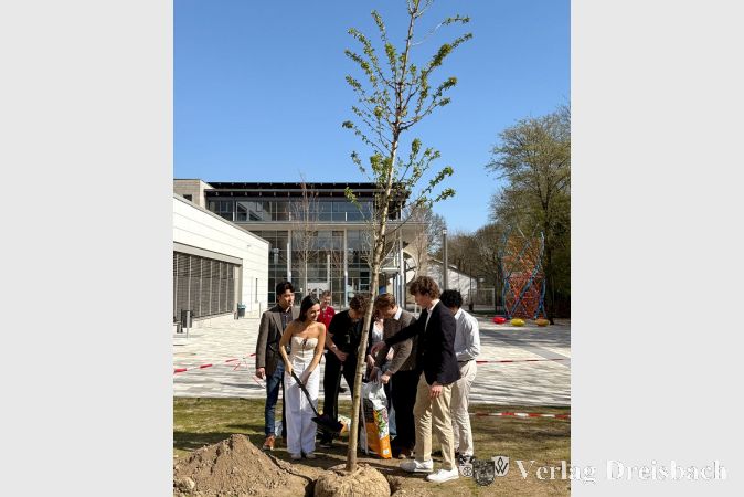 Schülerinnen und Schüler der MTS pflanzten anlässlich der Feierlichkeiten einen Baum.