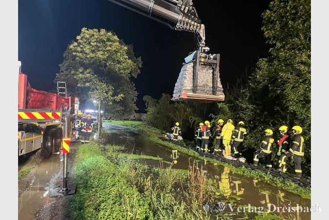 Starke Regenfälle sorgten im vergangenen September für einen langwierigen Hochwassereinsatz der Feuerwehren. Der vollgelaufene Ardelgraben in Eddersheim sorgte für Probleme. Anwohner befürchteten, dass ein Damm brechen könnte, der bereits auf rund 15 Metern überspült war. Mit 550 Sandsäcken und großen Sandsackbehältern sicherten die Feuerwehrkräfte den Deich auf rund 35 Metern. Mit mehreren Hochleistungspumpen wurde zusätzlich Wasser aus dem vollgelaufenen Graben abgepumpt.