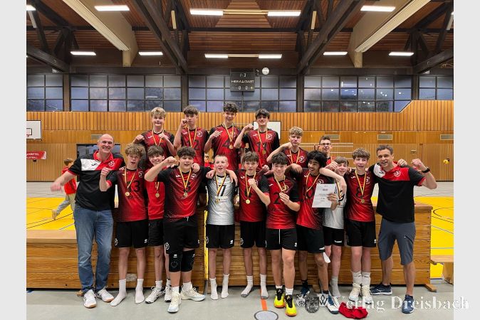 Goldenes Edelmetall für die U16-Jungs der TuS Kriftel Volleyballer. V.l.n.r.: Trainer Holger Kleinbub, Tom Froeschmann, Ole Weber, Moritz Boehm, Max Keller, Finn Kuhnert, Lasse Warmbier, Luca Strassberger, Conner Huyesmans, Philipp Givsan, Eduardo Garcia, Jakob Witte, Federico Flé, Lucas Lauer, Levi Nolte, Michal Kulich, Trainer Erik Weber.