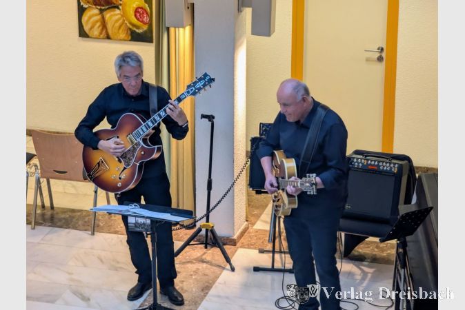 „The Travelling James“ sorgte für die musikalische Untermalung der Vernissage.
