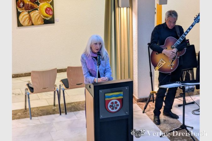 Barbara Heier-Rainer stellte den Gästen der Vernissage den KünstlerKreis Kelkheim näher vor.