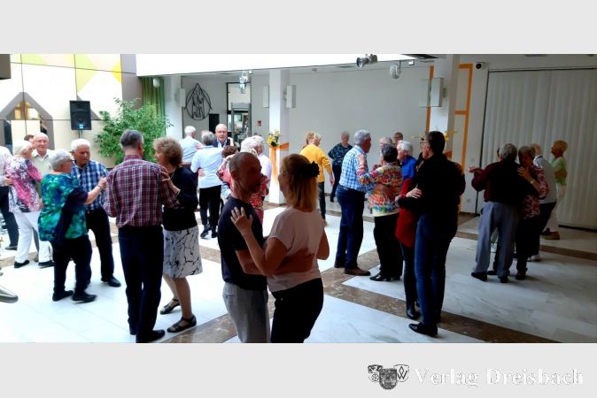 Tanzspaß im österlich geschmückten Rat- und Bürgerhaus.