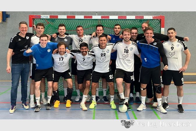 Ausgelassene Freude bei der HoWi-Zweiten nach dem ungefährdeten Sieg in Idstein, der die Meisterschaft in der Bezirksliga und den Aufstieg in die Bezirksoberliga bedeutete.