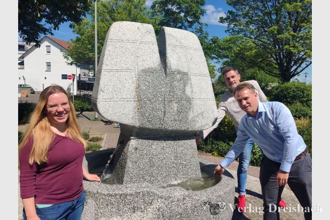 V.l.n.r.: Klimaschutzmanagerin Melanie Laier, Michael Knittel vom Bauamt und Erster Beigeordneter Martin Mohr vor dem reparierten Brunnen.
