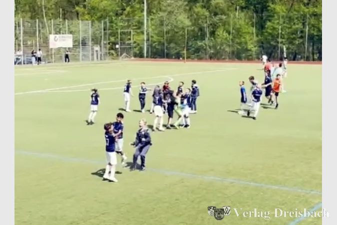 Nach dem Schlusspfiff war der Jubel riesengroß und alle Spieler stürmten den Lorsbacher Sportplatz.