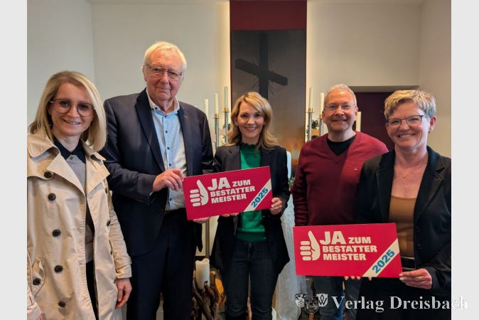 Andrea Belegante (l.), Hermann Hubing und FDP-Fraktionsvorsitzende Wiebke Knell (m.) erhalten von Rainer und Angelika Woller (r.) einen persönlichen Einblick in das Bestattungsunternehmen.