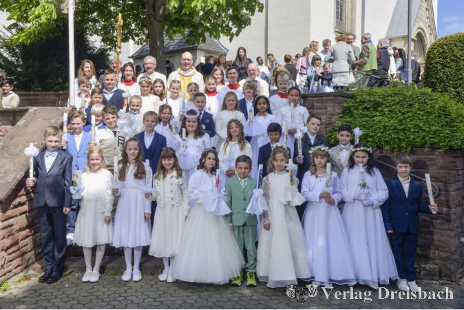 Die erste Gruppe Kommunionkinder empfing am Samstag im Hochamt um 11 Uhr das Sakrament der Erstkommunion.