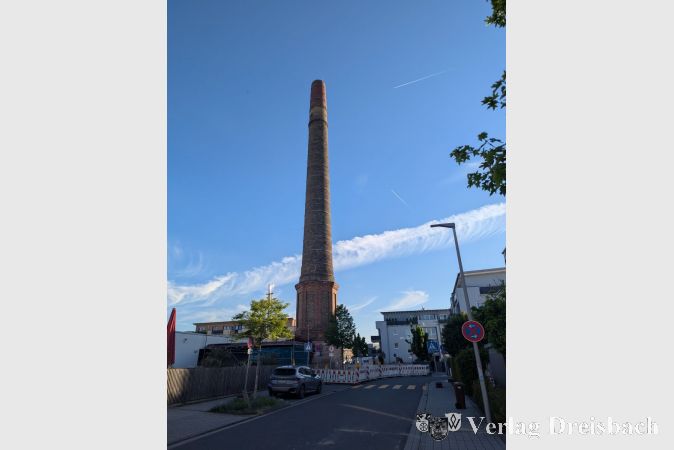 Der Sarotti-Schornstein ist als solcher denkmalgeschützt. Laut Oberer Denkmalschutzbehörde darf er deshalb nicht so weit gekürzt werden, dass er den Charakter als Schornstein verlieren würde.