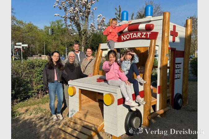 Begeistert nahmen die Kinder der Kita Obstgärtchen auf Anhieb den neuen Kletter-Rettungswagen in Beschlag.