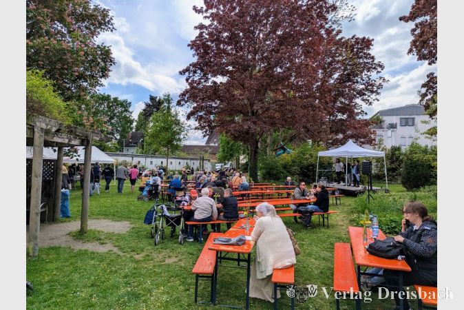 Schon früh füllten sich zum Frühlingsfest die Bänke in der Alfred-Embs-Anlage.